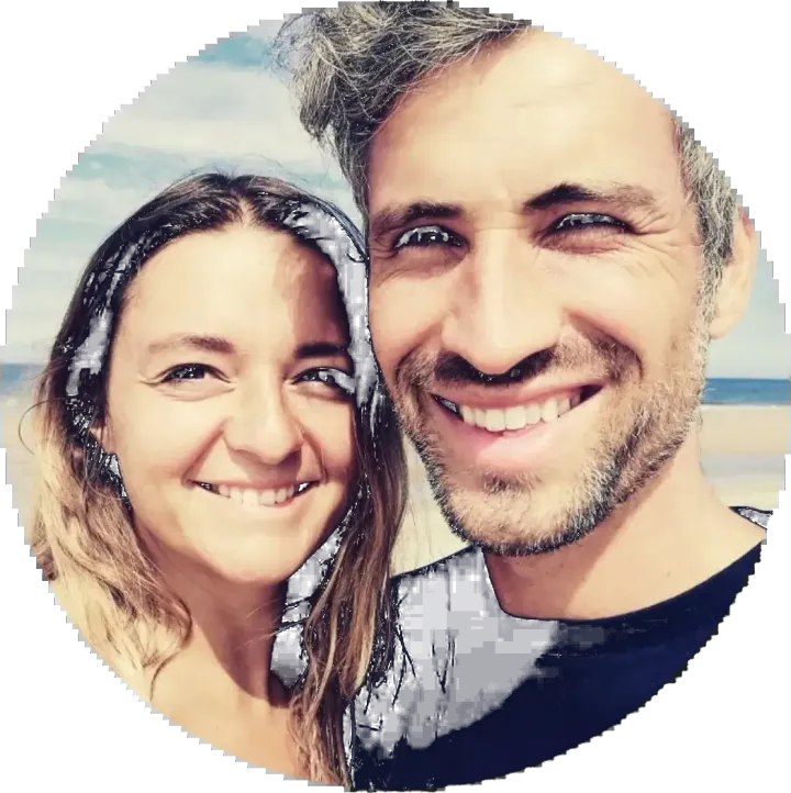 Johanna und Patrick lachen gemeinsam in die Kamera